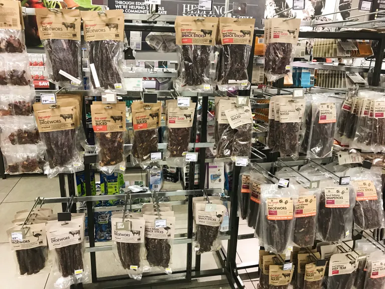Biltong ehk aafrikapärane kuivatatud liha, mille jaoks on olemas isegi eraldi poed.