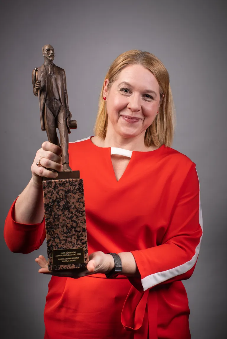 Maarja Vaino auhinnaga.