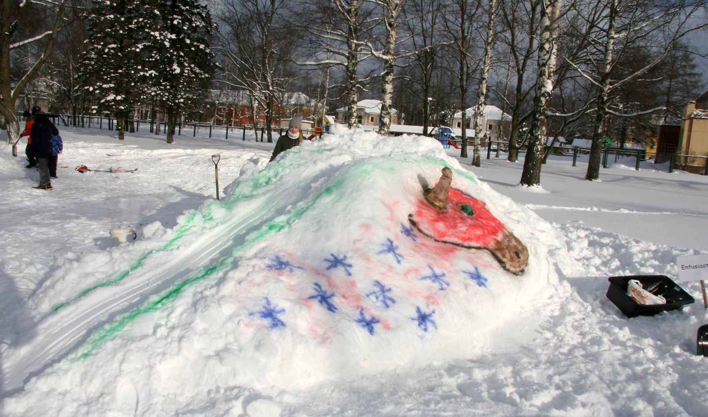 В прошлом году на конкурсе снежных фигур одним из главных критериев была функциональность снежного сооружения, на этот раз - креативность.