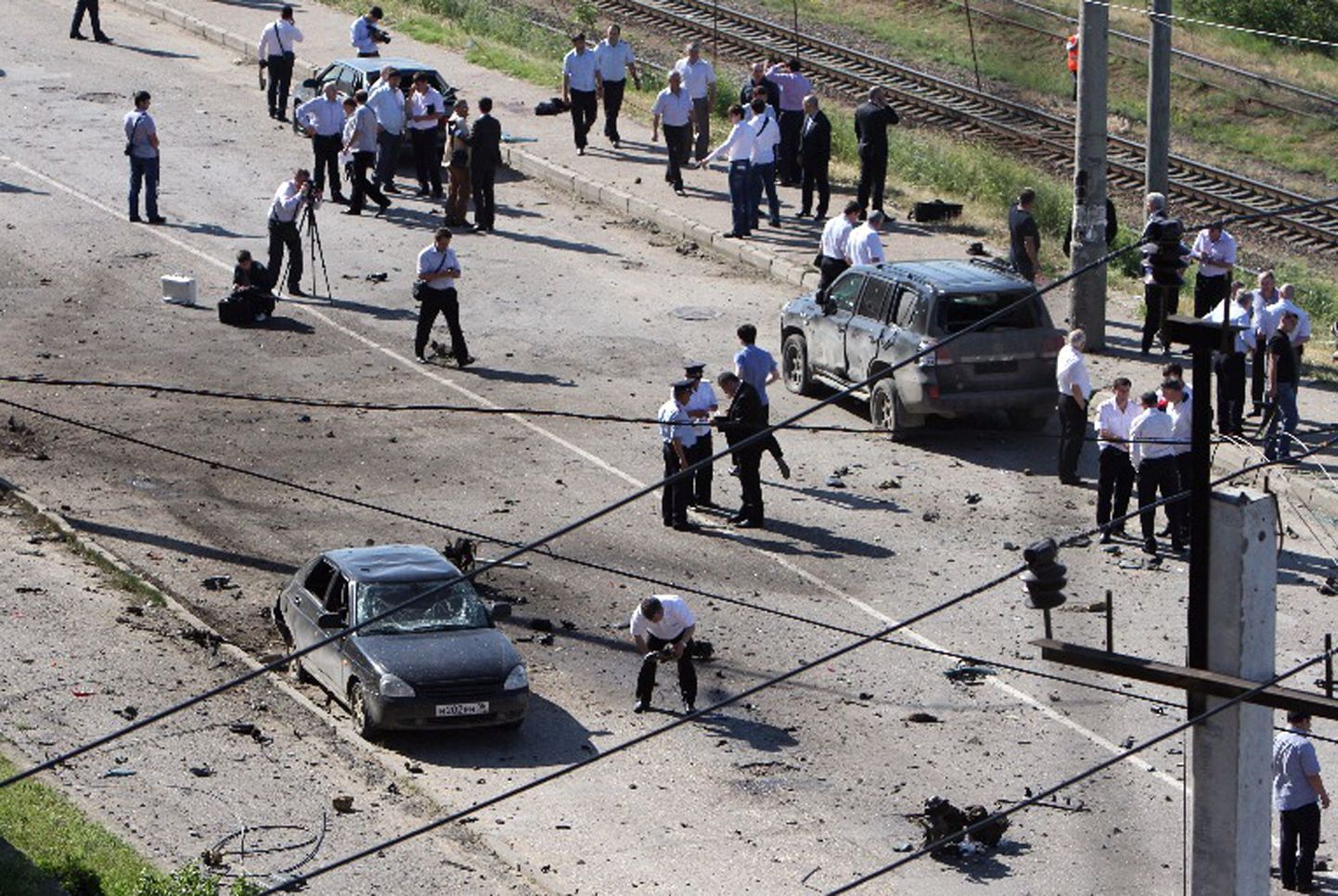 Politseiuurijad Mahhatškalas 20. mail, kui lõhkes kaks pommi.