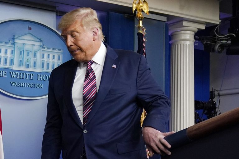 USA president Donald Trump lahkumas 5. novembril Valge Maja pressiruumist pärast ajakirjanikele käimasolevatest valimistest rääkimist.