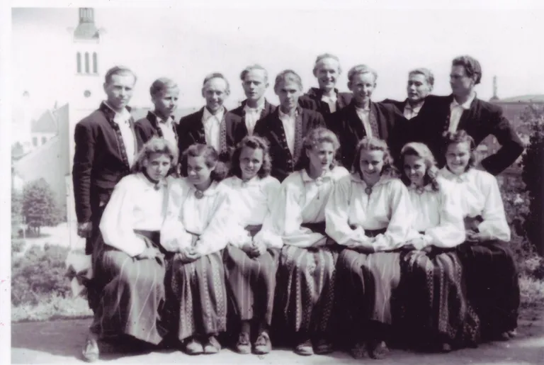 Treimani rahvatantsijad 1947. aastal Tallinnas üle-eestilisel rahvatantsupeol .