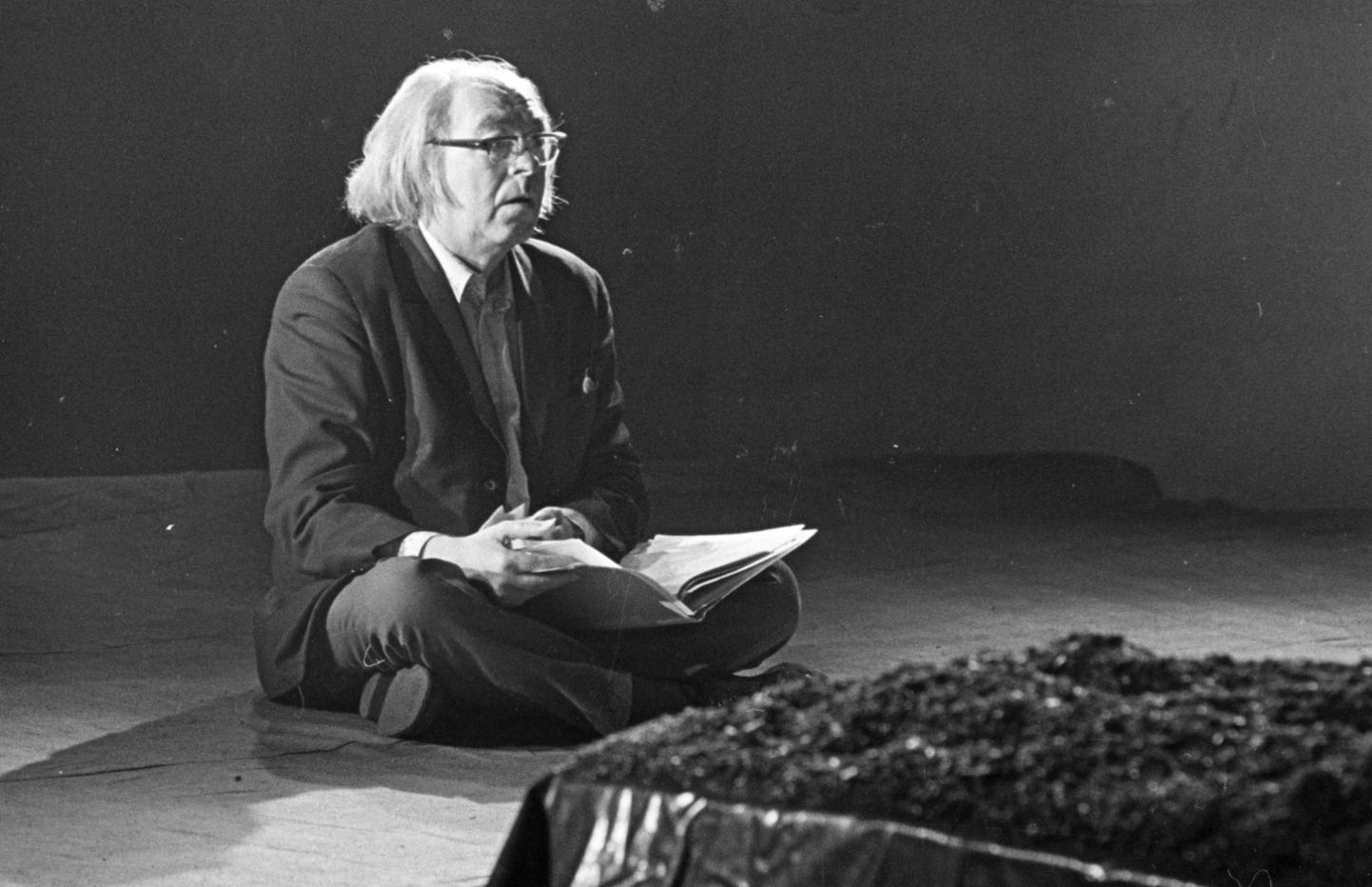 Voldemar Panso 1976. aastal lavastuse «Roosiaed» proovis.