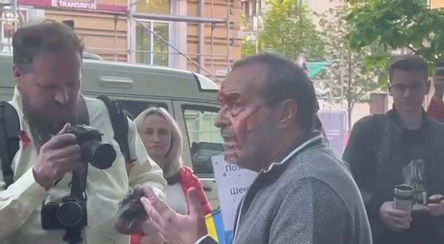 Проукраинские активисты в Вильнюсе облили Виктора Шендеровича кетчупом