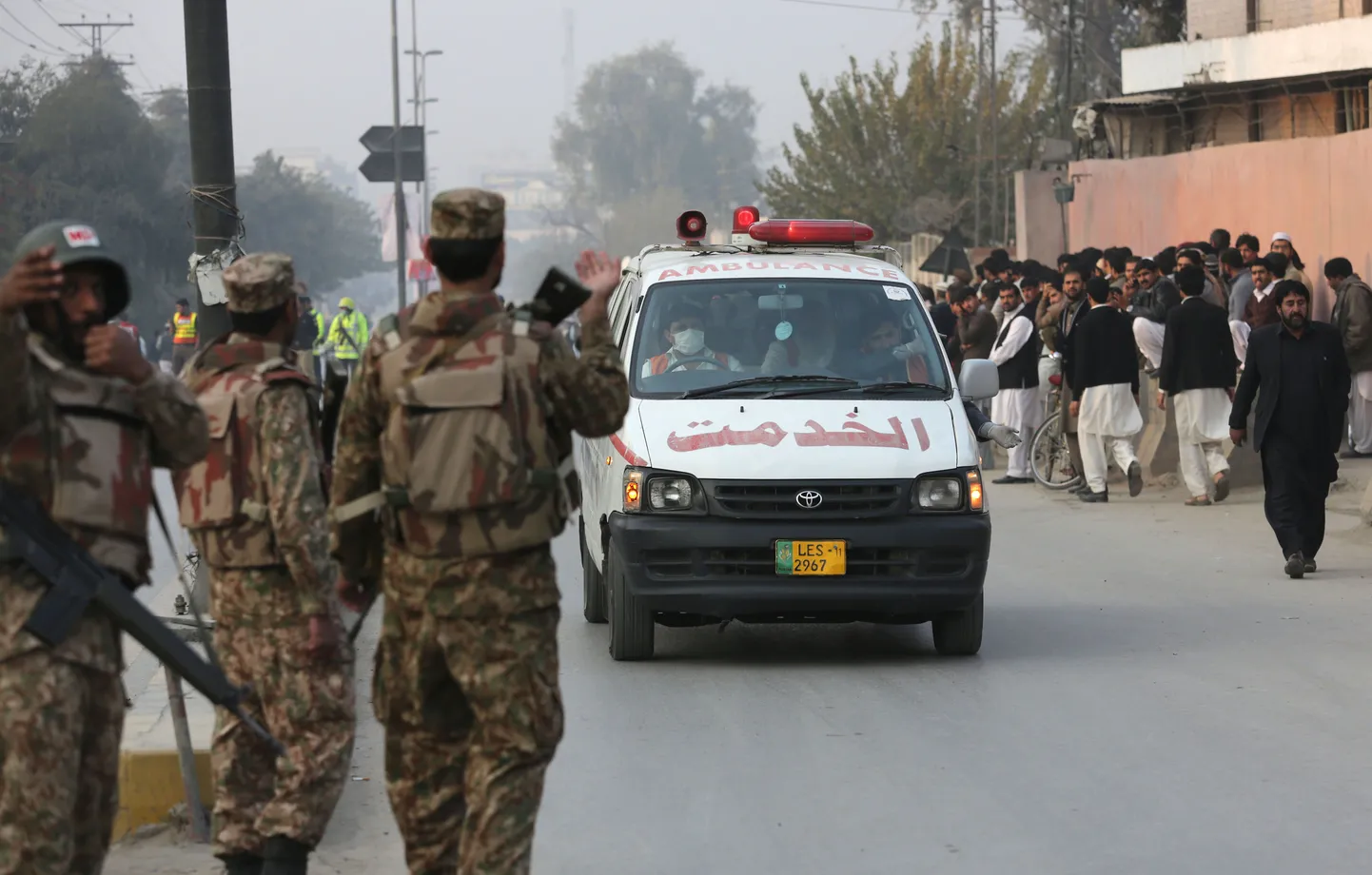 Теракт в Пакистане. На фото, скорая помощь и силы внутренних войск.