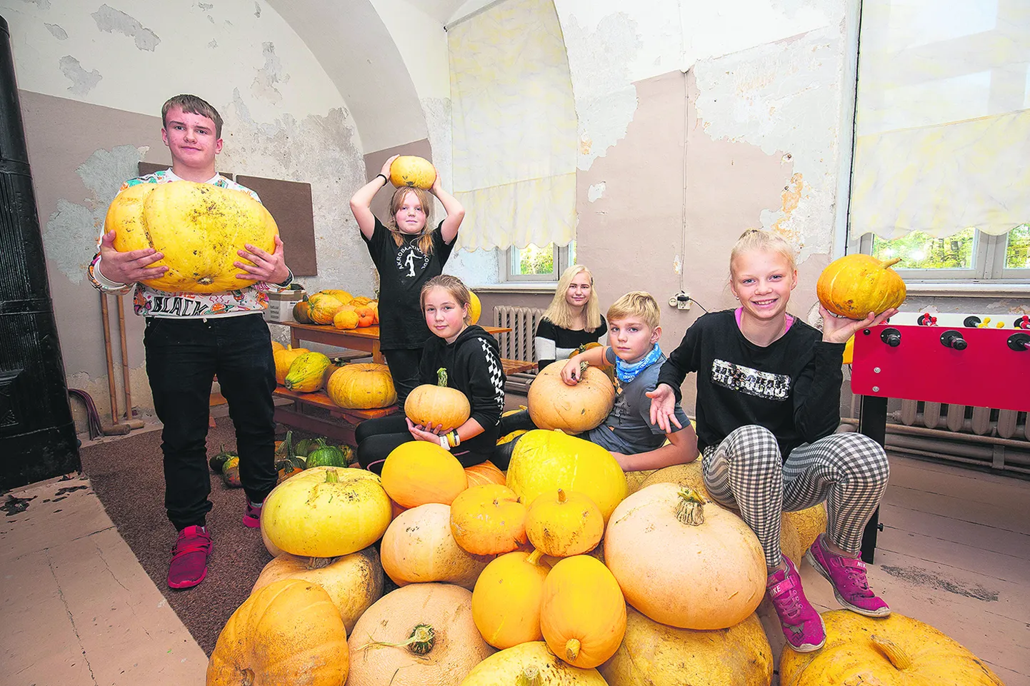 Roosna-Alliku põhikooli õpilased tunnevad korraliku kõrvitsasaagi üle heameelt.