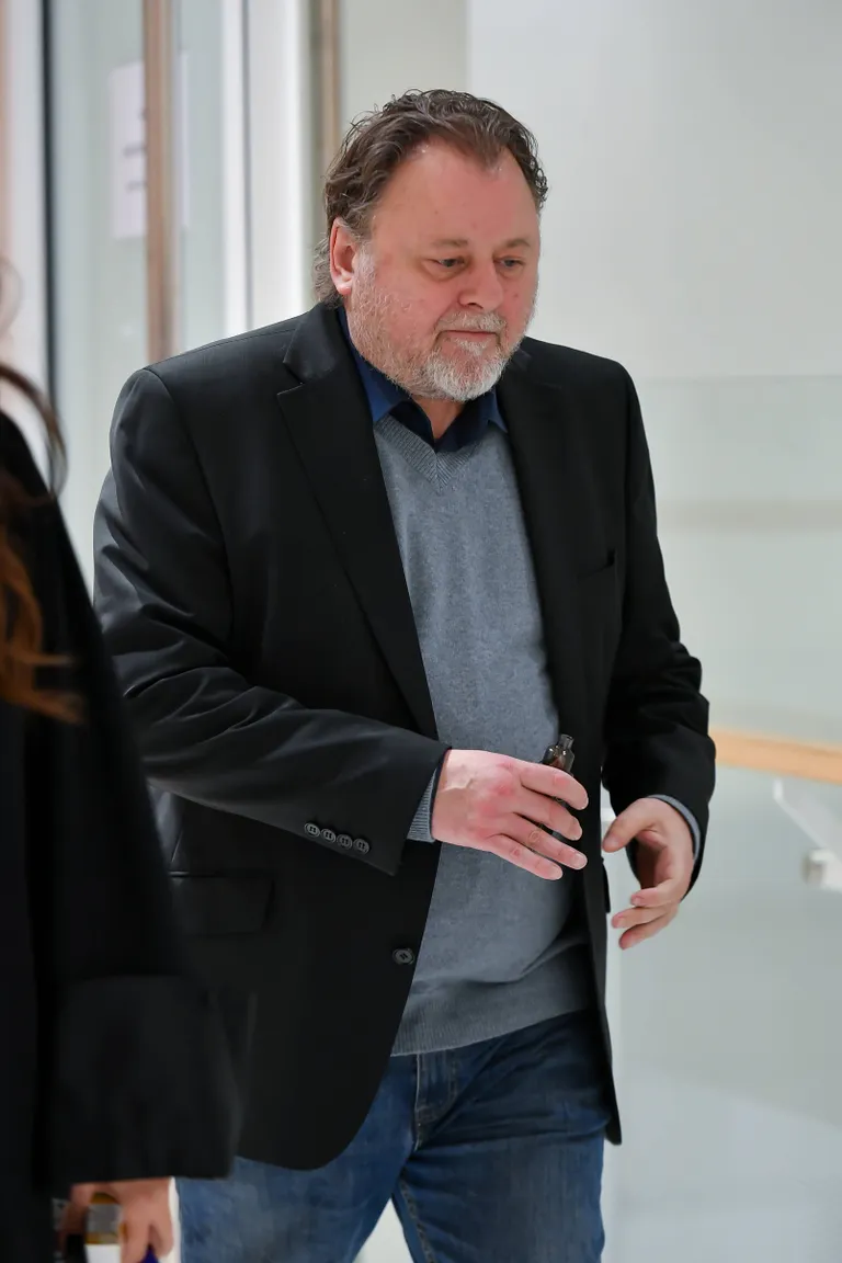 Christophe Ruggia on kõiki süüdistusi eitanud, kuid politsei avastas tema arvutit uurides, et režissöör otsis internetis sõnu «adele haenel kuum».