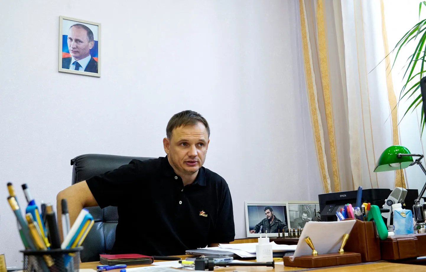 Заместитель главы пророссийской оккупационно администрации Херсона Кирилл Стремоусов в своем кабинете с портретом президента РФ Путина на стене, 20 июля 2022 года.