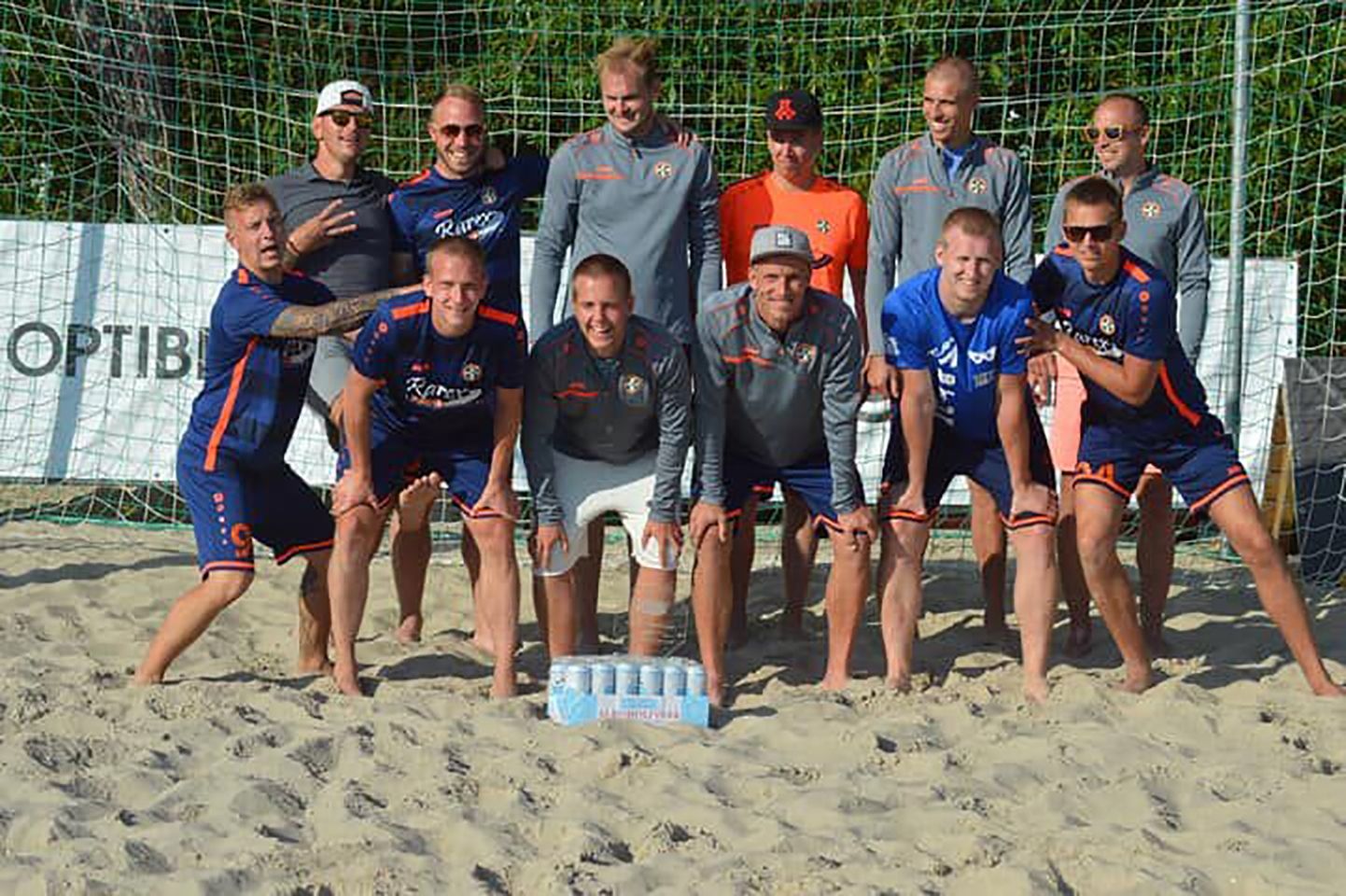 Nädalavahetusel Pärnu rannas kolmanda koha võitnud Türi rannajalgpallimeeskond.