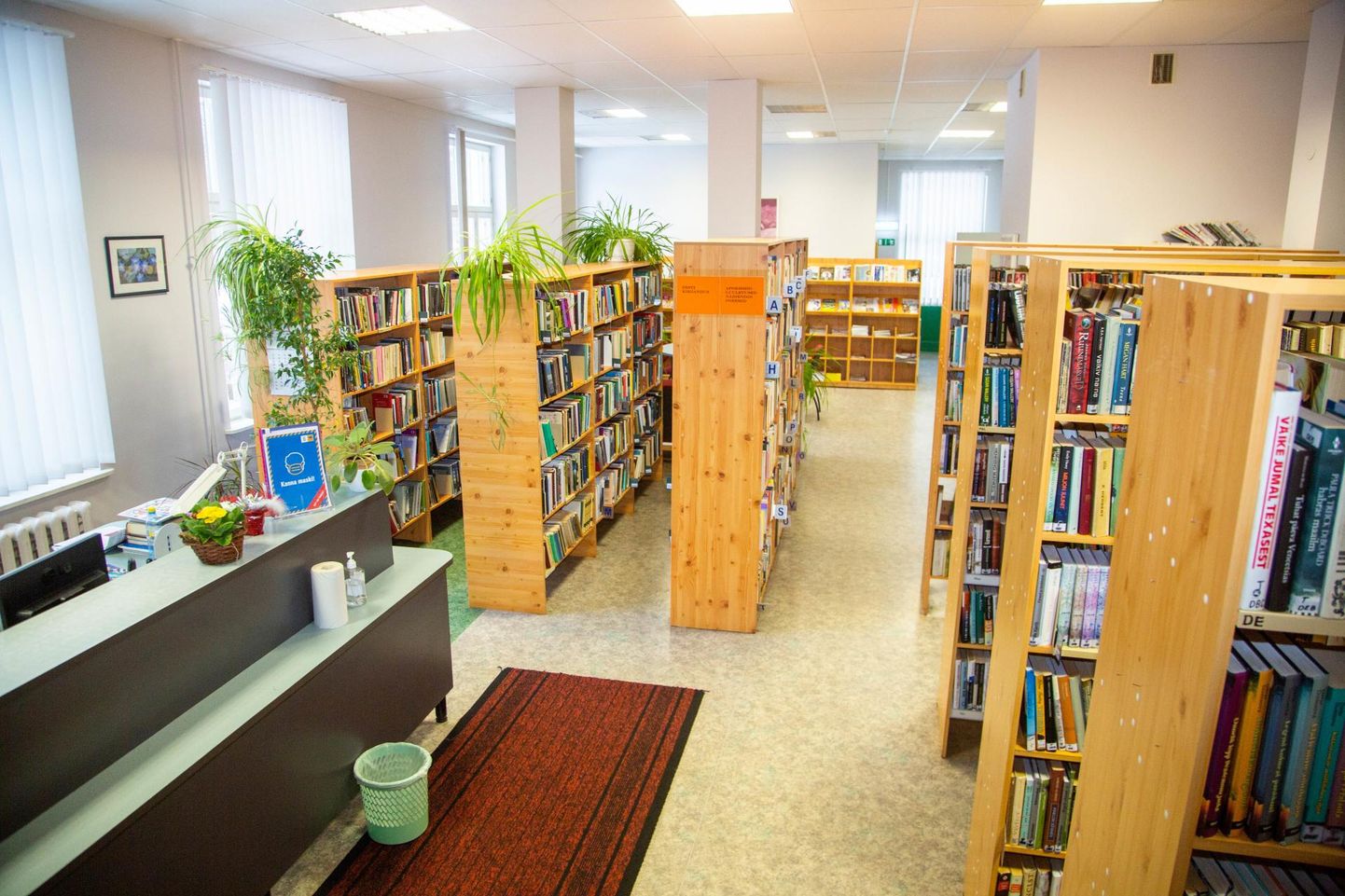 Lasteraamatukogu kolib Tõrva linnaraamatukogu osasse, mis on pildil vasakus servas. Ilmselt tulevad riiulitele peale kõrgendused.