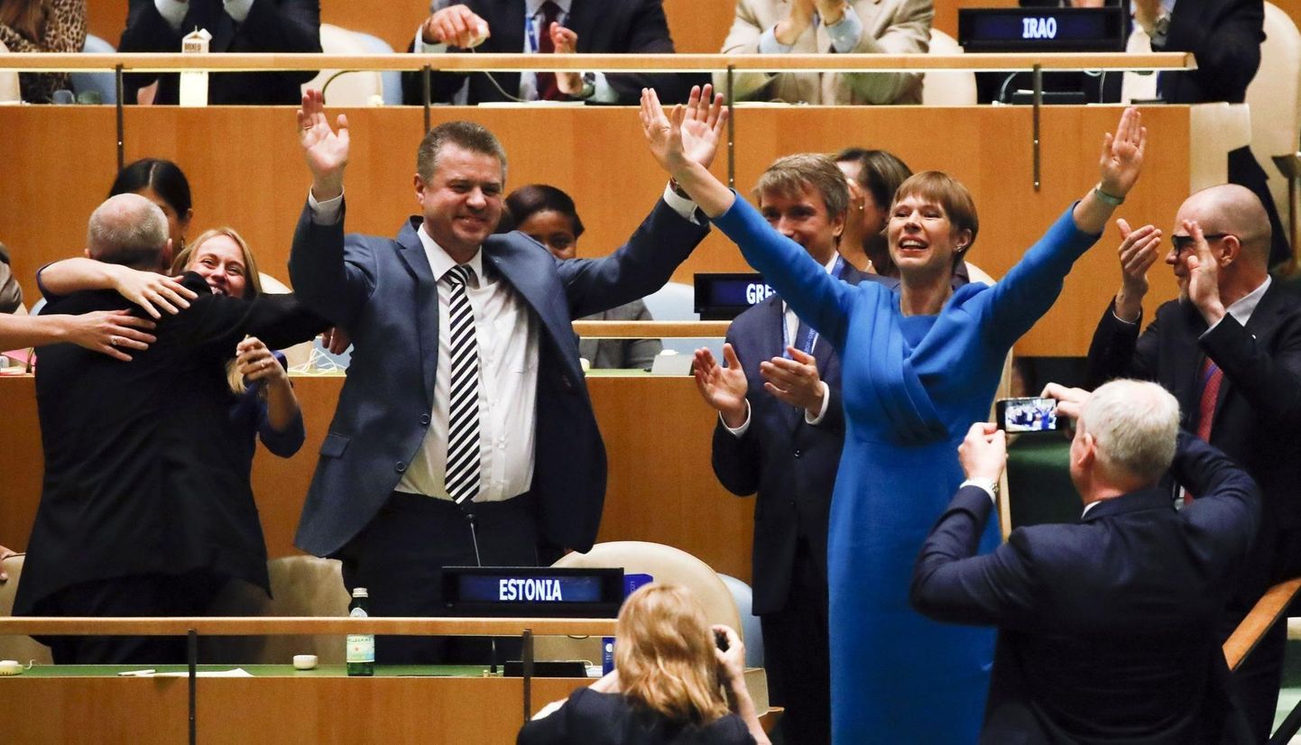 President Kersti Kaljulaid ja välisminister Urmas Reinsalu juubeldamas Eesti valimise puhul ÜRO Julgeolekunõukogu mittealaliseks liikmeks.  FOTO: Jason Szenes
