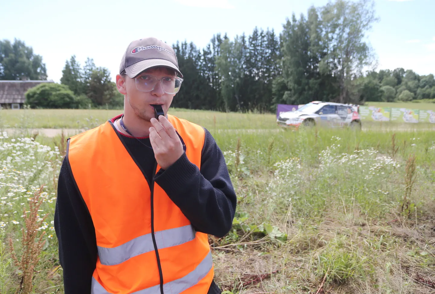 Neeruti 1 katsel puhus vilet oranžis vestis 20-aastane Matthias Lind, kes on pärit Rakverest.