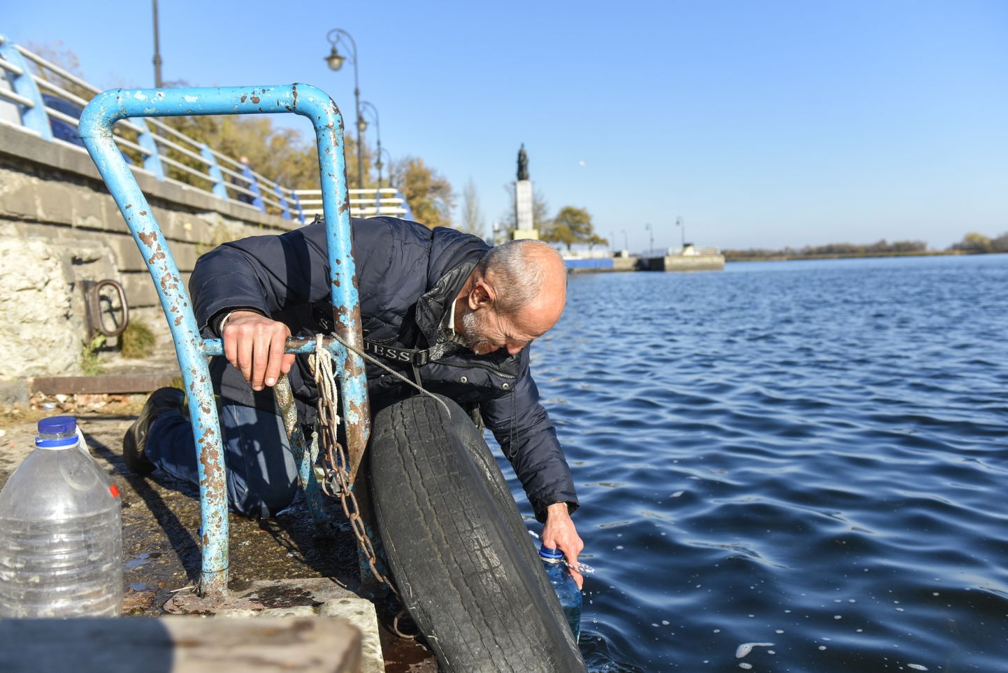 Hersonis Dnepri jõeveeni ulatumiseks tuleb kaldapealsel ohtlikult kõõluda, kuid veevarustuseta linnas pole inimestel muud valikut.