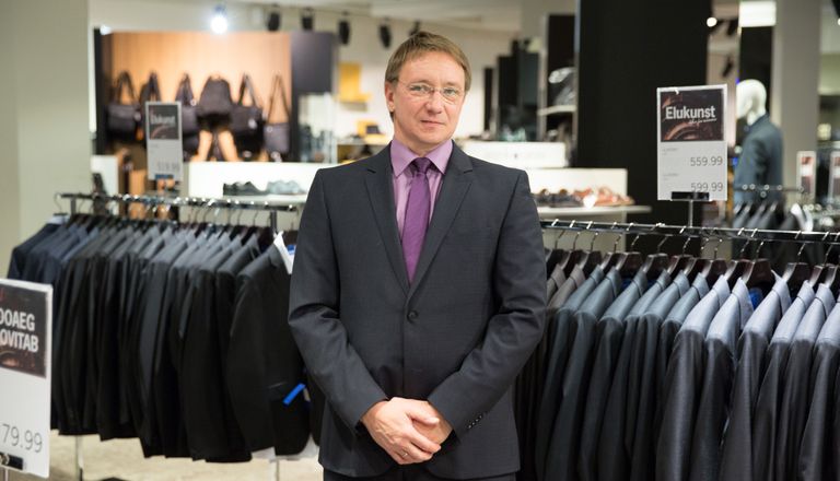 Tallinna Kaubamaja Grupi juhi Raul Puusepa sõnul suleti sel aastal kauplused kevadhooaja alguses, mis mõjutas võrreldes eelmise aastaga veelgi enam hooajakaupade müüke.