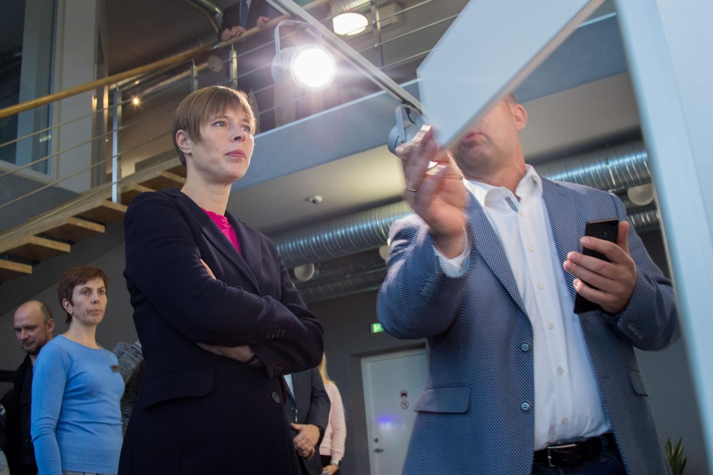 Möödunud aastal käis Eesti Vabariigi president Kersti Kaljulaid Cleveroni tootmisega tutvumas. Ettevõtte juhatuse liige Arno Kütt tutvustas talle uudseid pakiauto­maate.