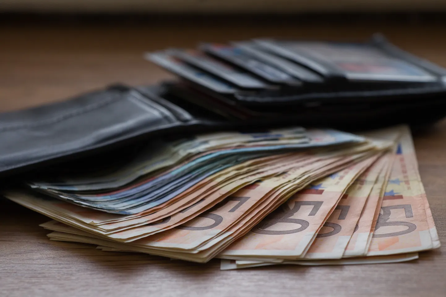 The average monthly gross wages and salaries in 2024 stood at 1981 euros.