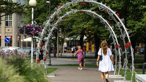 GALERII ⟩ Pärnu tänavatel saab imetleda eriilmelisi valgusdekoratsioone