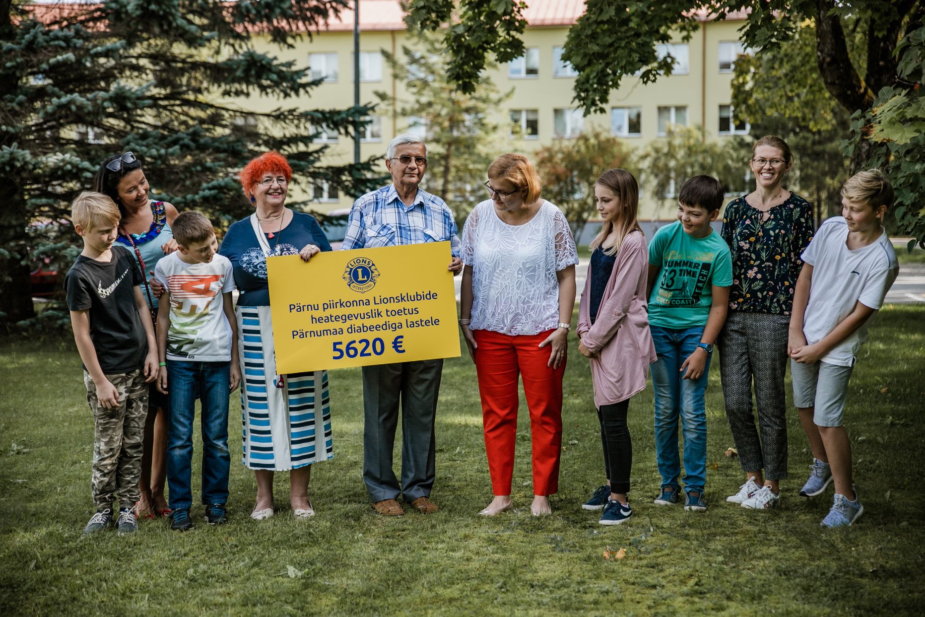 Pärnu piirkonna lõviklubid andsid täna Pärnumaa kutsehariduskeskuses üle diabeediga laste toetuseks Augustiunetusel kogutud heategevusliku tulu.