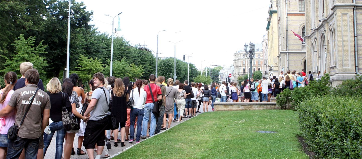 Reflektanti stāv garā rindā, lai iesniegtu dokumentus pamatstudijām Latvijas Universitātē.
