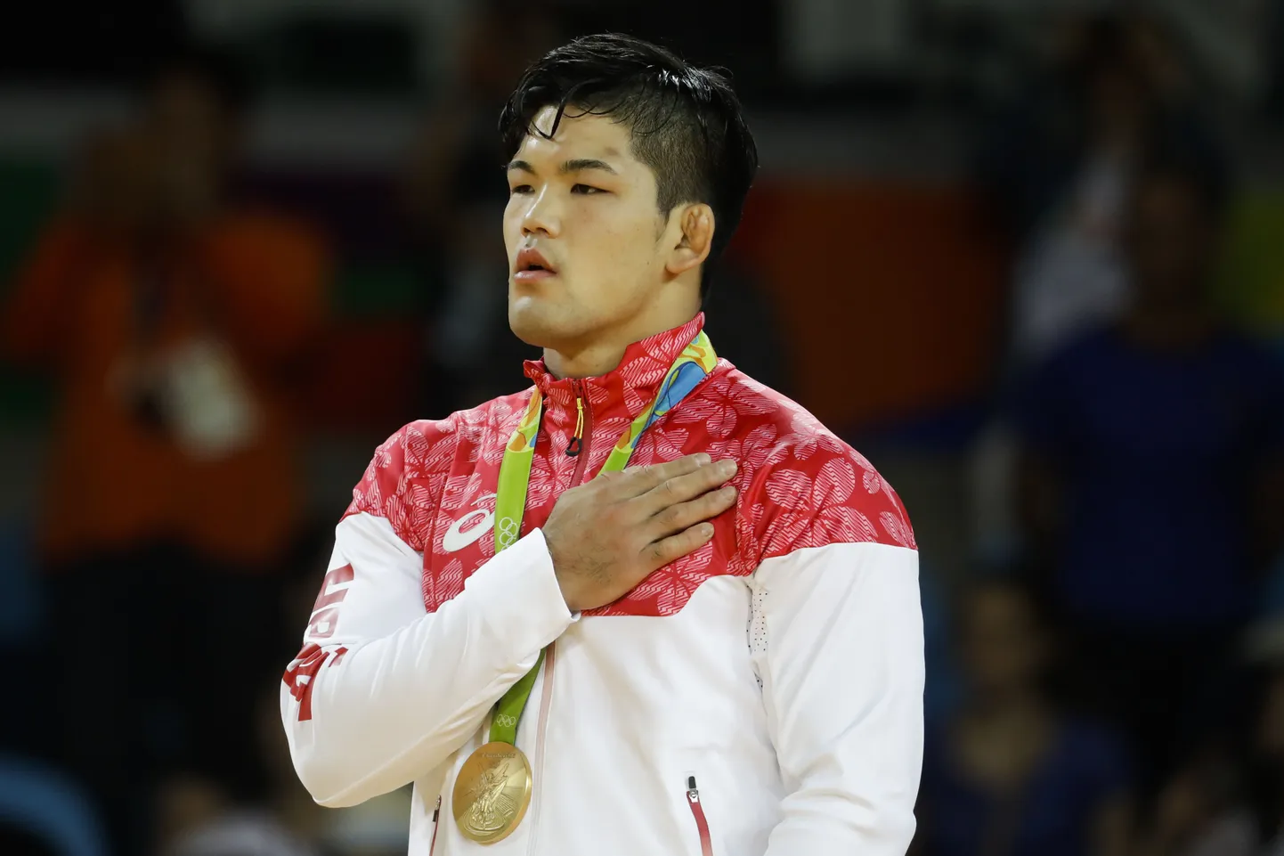 Shohei Ono poodiumil hümni laulmas.