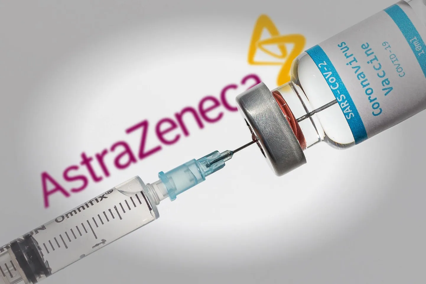 Эстония заключила предзакупочный договор с гигантом по производству медикаментов фирмой AstraZeneca, который при появлении отвечающей требованиям вакцины, должен обеспечить Эстонию 1 300 000 дозами для вакцинации 665 000 человек.