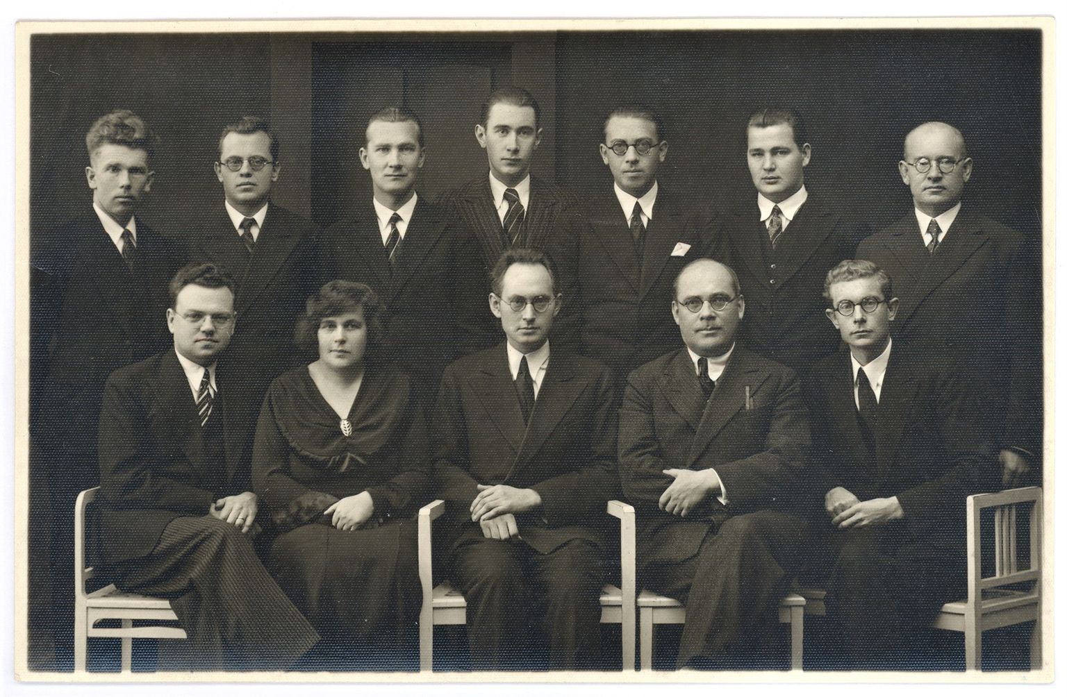 Palju mehi ja vaid üks naine esimeses reas! Need on Tartu ülikooli stipendiaadid ja diplomeeritud edasiõppijad Tartu ülikooli aastapäeval 1934. aastal. Esimeses reas (vasakult) Siegfried Aaslava, Vera Poska-Grünthal, Vassili Randmets, Mart Nurk ja Elmar Päss. Teises reas Karl Orviku, Hans Ronimois, Anton Härma, Mihkel Toomse, Karl Inno, Aulis Aret ja Aleksander Kurvits.