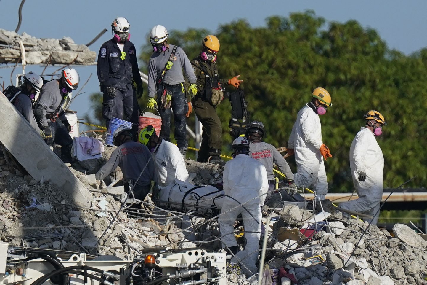 Glābšanas darbi Maiami sabrukušās daudzdzīvokļu ēkas drupās