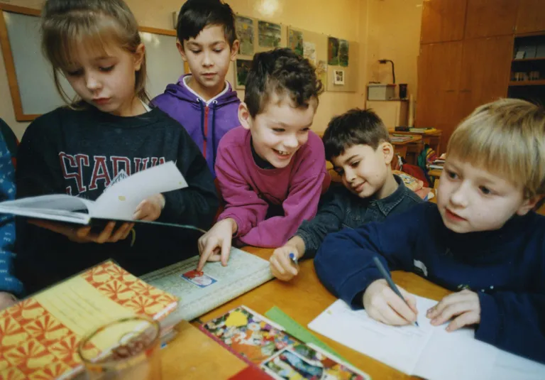 Mitmerahvuseline klass praeguses Tartu Raatuse koolis aastal 1996. Vasakult paremale: ukrainlanna Krislin, rumeenlane Richard, eestlane Hanno, aserbaidžaanlane Ramin, venelane Artur.