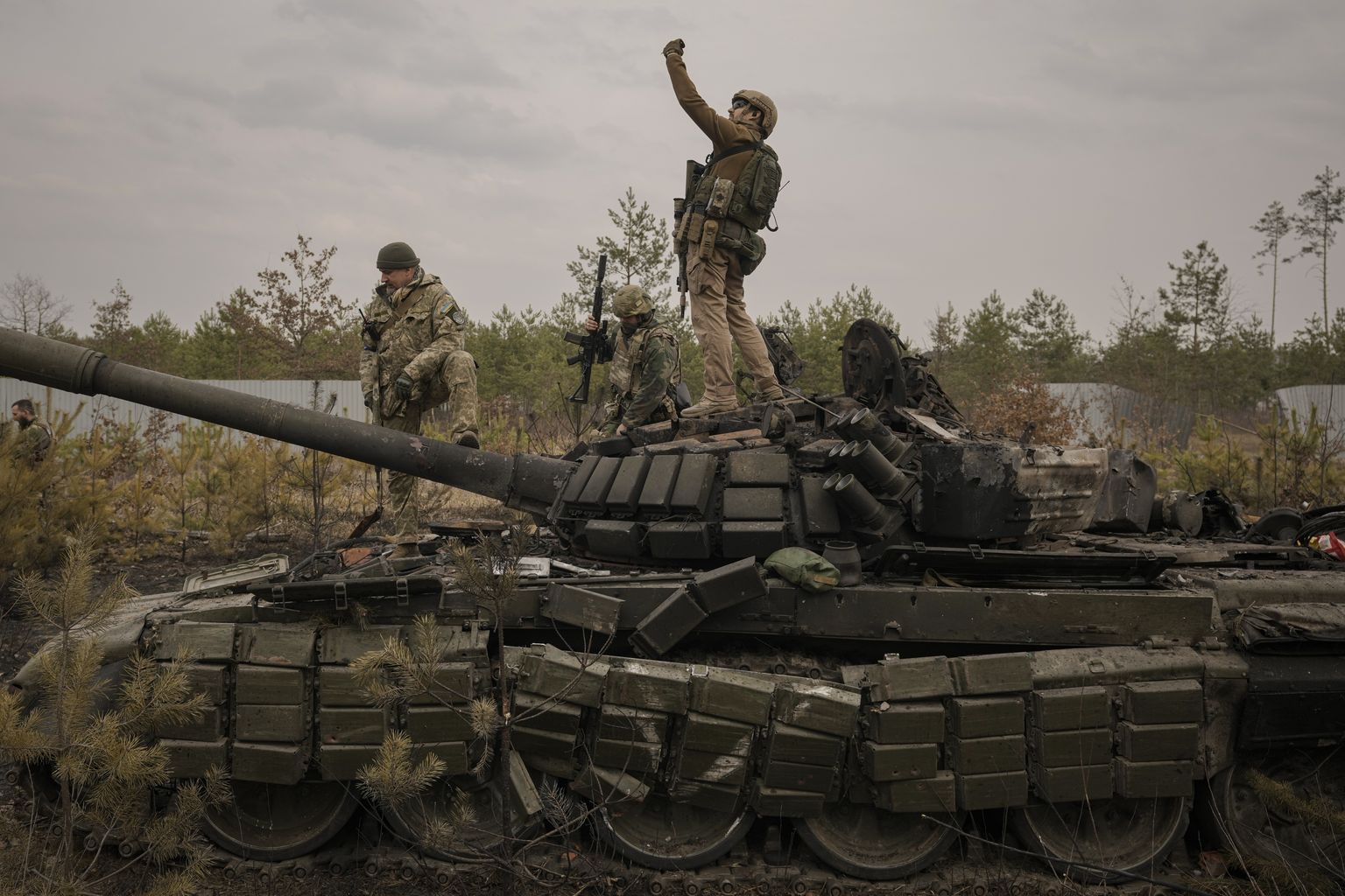 Vene purustatud tanki ja Ukraina sõduri selfi.