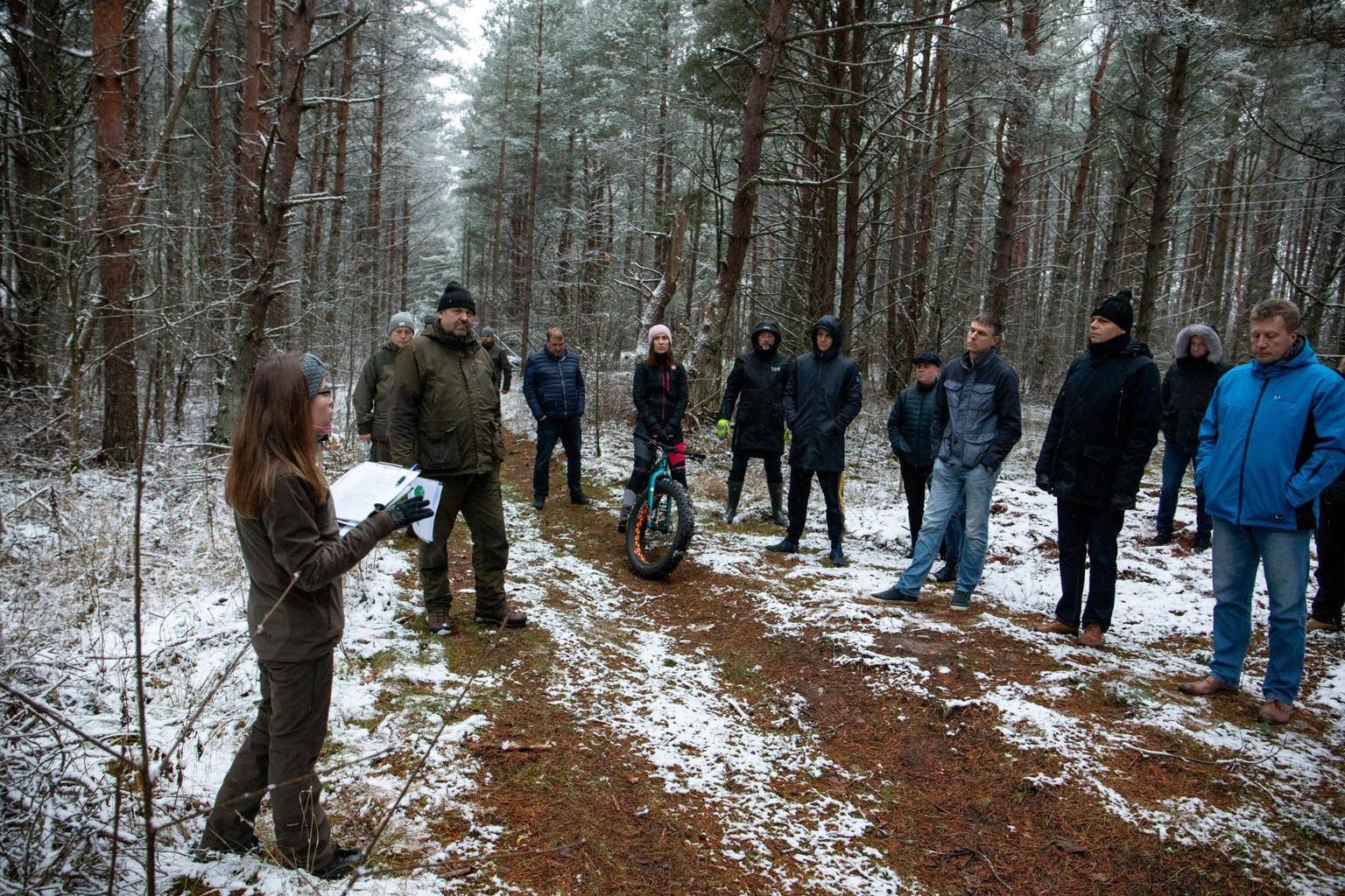 RMK raieid tutvustav kaasamiskoosolek Pärnumaal kohalikele olulises kodulähedases metsas. 