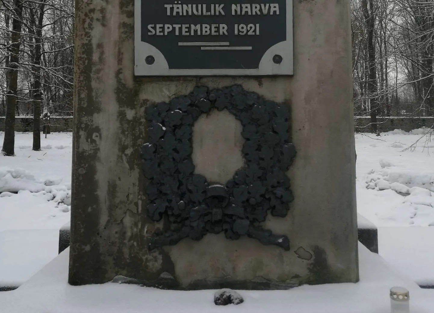 Зафиксированный на фото акт вандализма у основания памятника на Гарнизонном кладбище в Нарве.