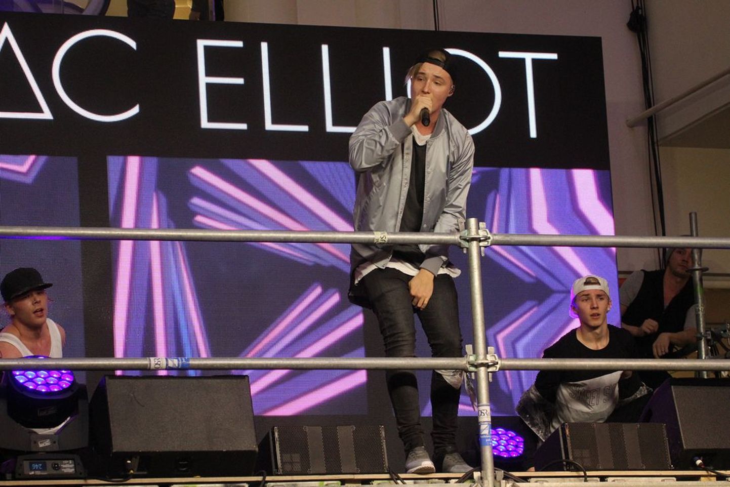 Eestlased tervitasid Soome popstaar Isac Elliot'i