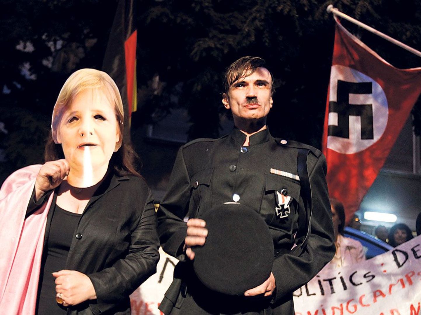 Kreeka filmimehe Dimitris Kollatose juhitud meeleavaldajad esitasid Saksa saatkonna juures Ateenas etenduse, protestides Saksamaa osa vastu Kreeka võlakriisis.