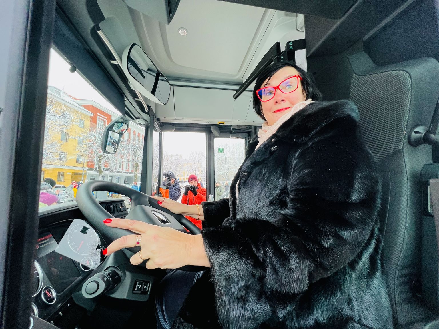 Мэр Нарвы Катри Райк 28 января как ни в чем не бывало принимала новые автобусы для городских линий, хотя накануне получила удар под дых от политической оппозиции.