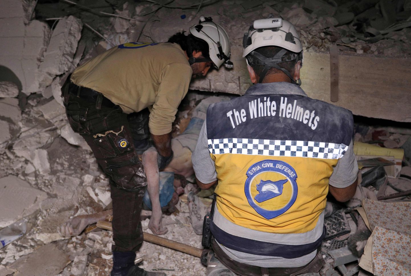 Süüria tsiviilkaitsetöötajad Valged Kiivrid otsivad rünnaku ohvriks langenute surnukehi Zardanas, Idlibi provintsis.