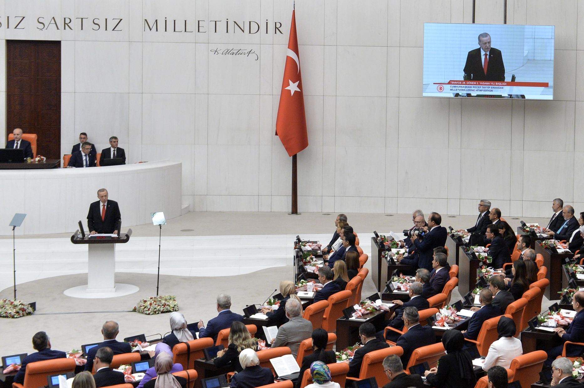 Эрдоган выступает перед парламентом Турции