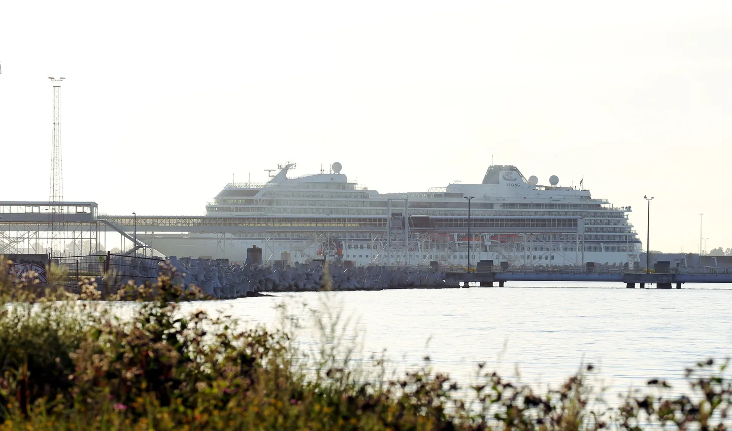 Kruiisilaev Viking Star täna õhtul enne lahkumist sadamas.