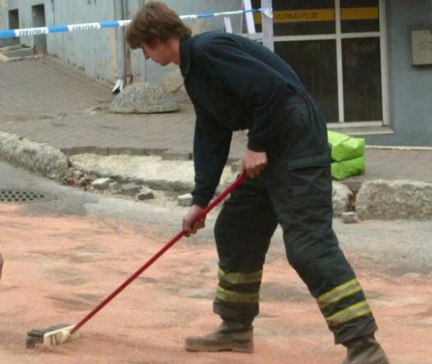 Päästja likvideerib õlireostust. Arhiivifoto.