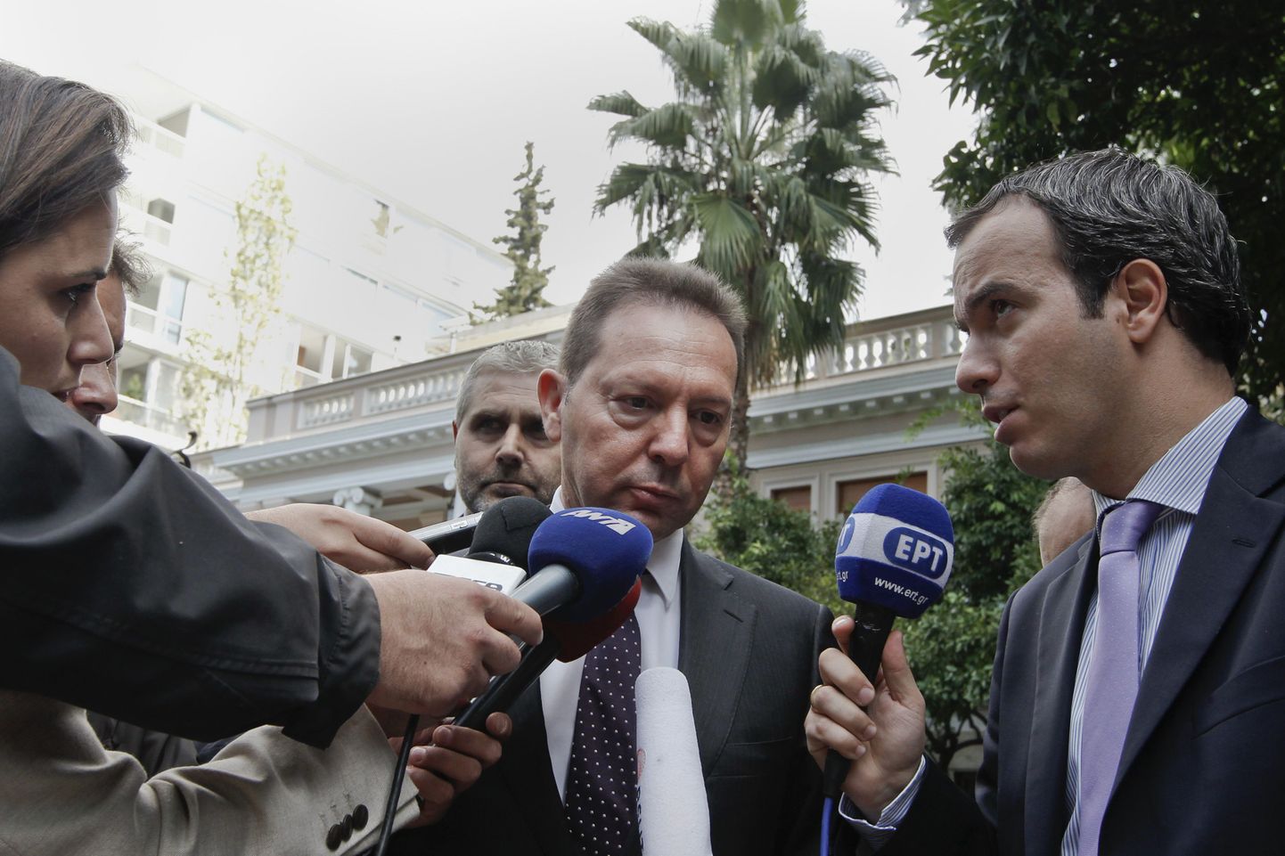 Kreka rahandusminister Yannis Stournaras täna pärast peaministri kabinetist lahkumist reporterite küsimusi kuulamas.