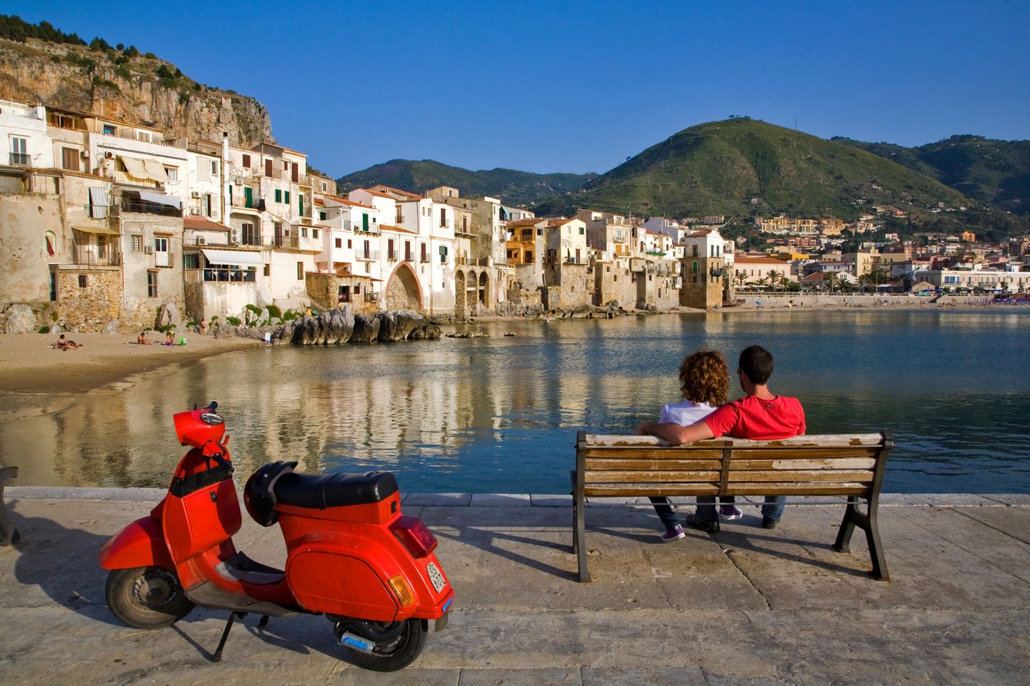 Paar Cefalùs Sitsiilias: turismiregioonid otsivad majanduse turgutamiseks abi välismaistelt kaugtöötajatelt