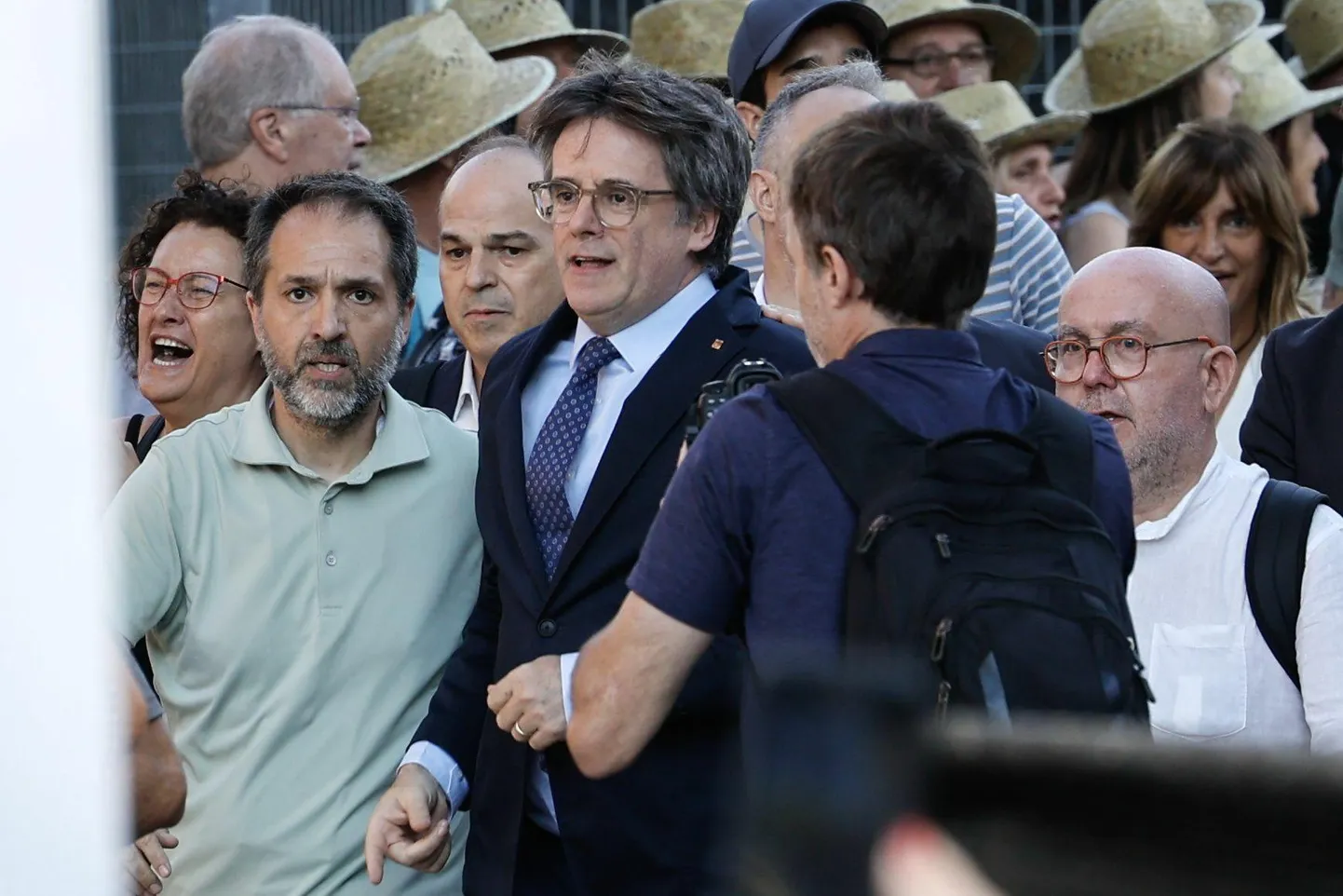 Kataloonia iseseisvuslaste tagaotsitav juht Carles Puigdemont eile toetajate keskel Barcelonas, kuhu ta salamisi saabus, et pärast lühikese kõne pidamist taas haihtuda.