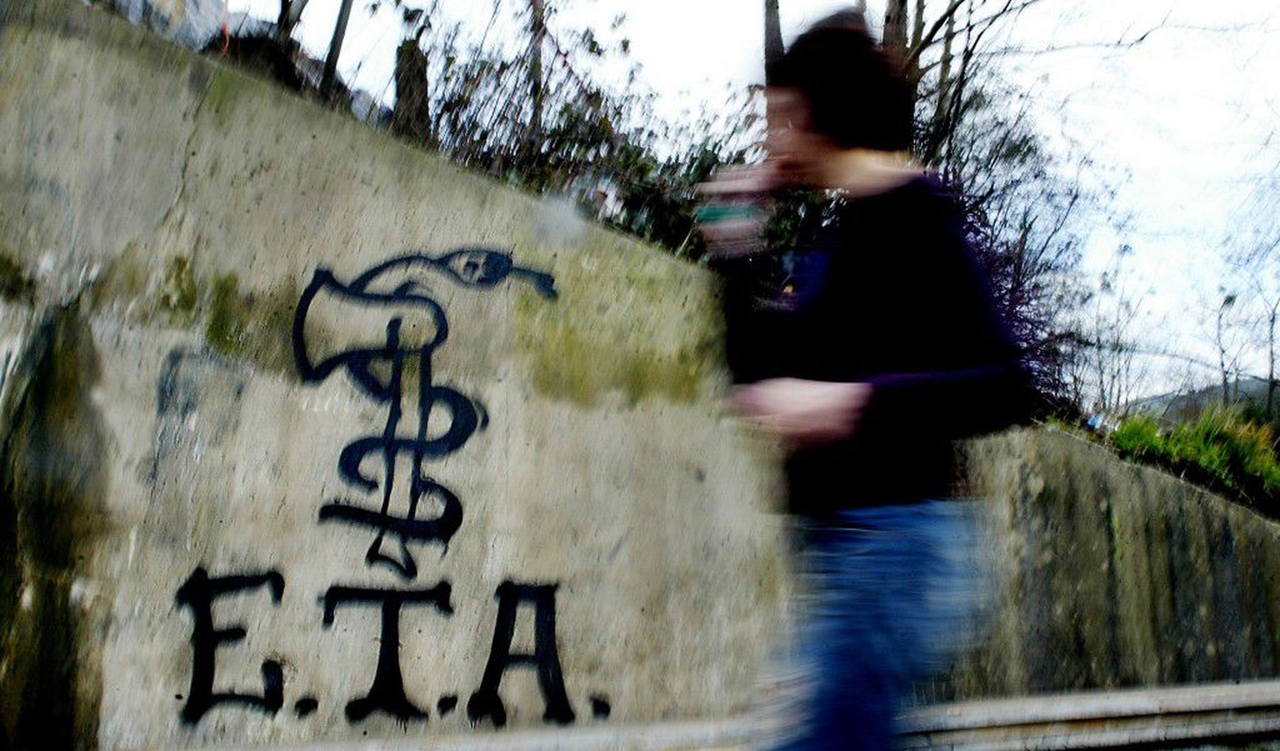 Baski iseseisvuslaste relvarühmituse ETA sümboolikat kujutav grafiti Bilbao lähistel.