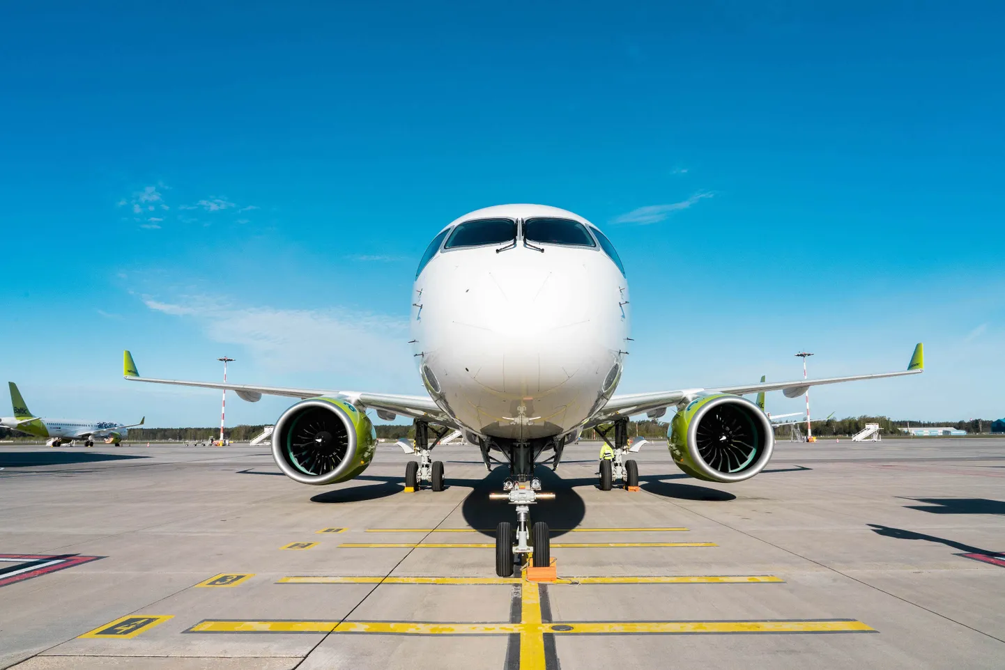 Самолет Airbus A220-300 компании airBaltic