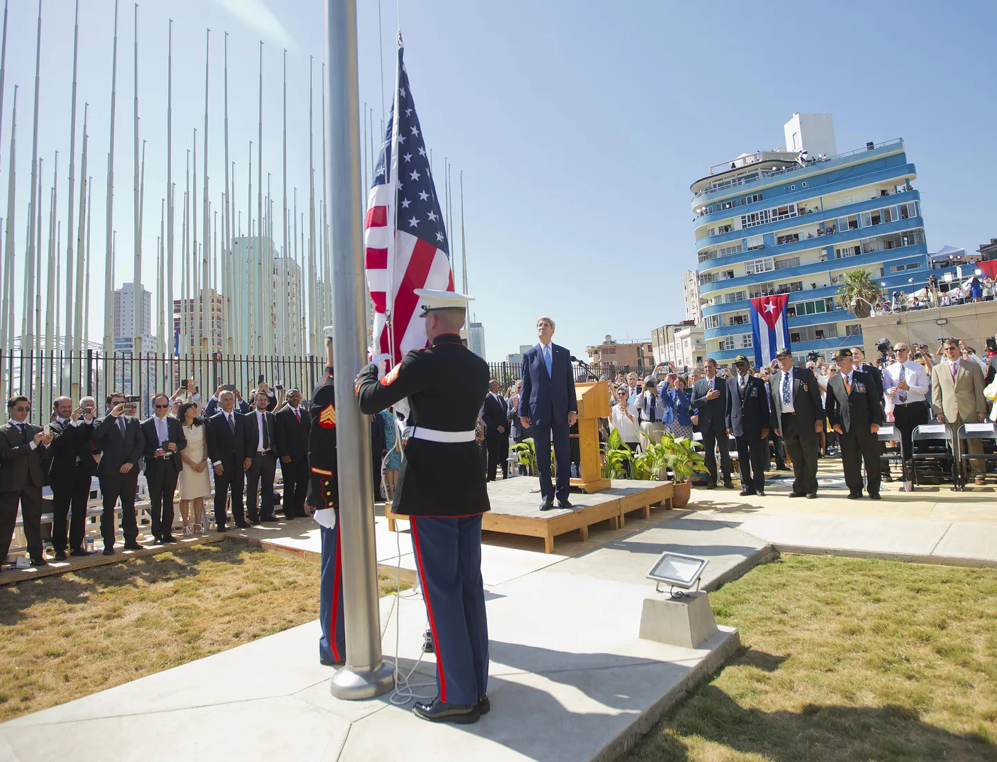 USA üle-eelmine välisminister John Kerry avamas 2015. aasta 14. augustil Havannas pika vaheaja järel uuesti Ühendriikide saatkonda.