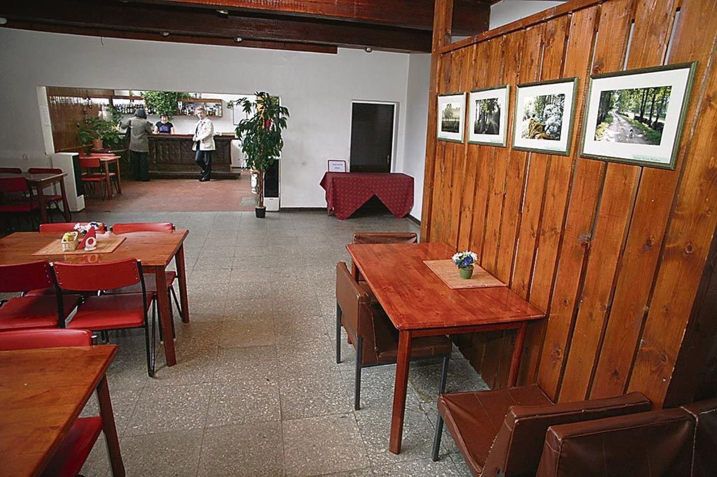 Koonga mõisa tiivas on tööpäeviti avatud söökla, nädalavahetustel töötab samas baar, toidu- ja meelelahutuskoha mööbli on ruumi sobitanud kunagine Soontagana kolhoos.