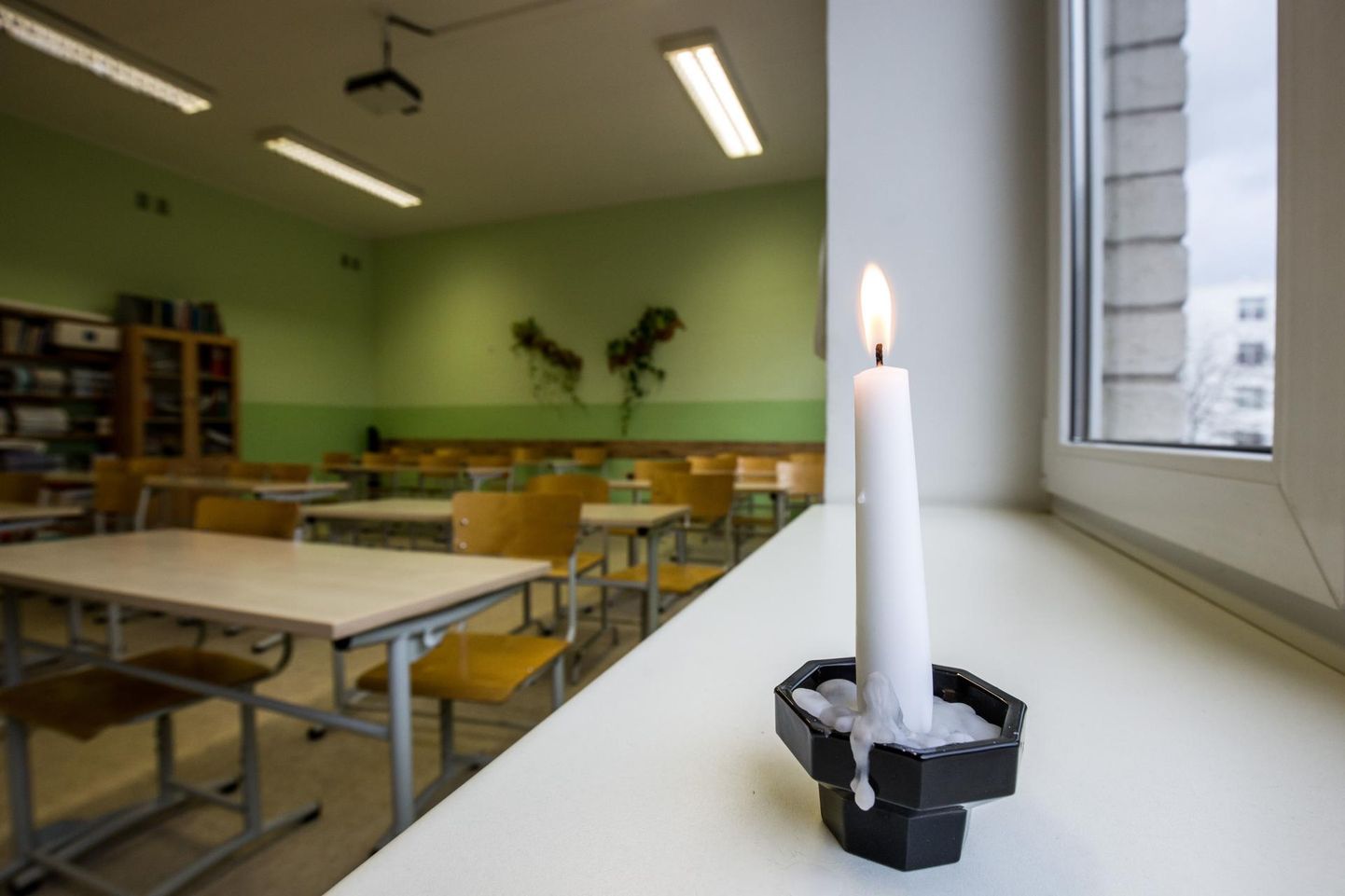 Поминальная свеча в классе.