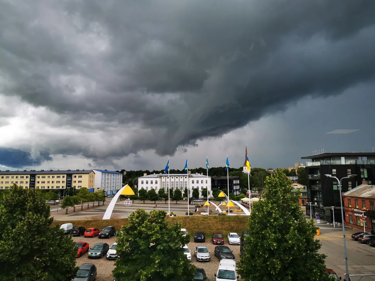 Ähvardav taevas hetked enne vihmasadu.