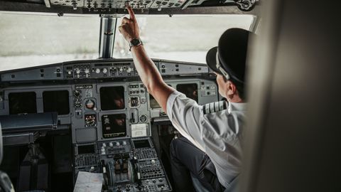 «Запомнит до конца жизни»: пилот проучил женщину, которая хотела выйти из самолета первой