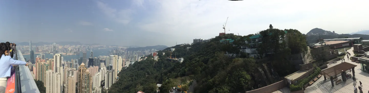 Hongkongi saare kõrgeimast tipust The Peakilt avaneb ilusa ilmaga võrratu vaade Hongkongi linnale ja selle pilvelõhkujatele, taamal on Victoria laht ja Kowloon.
