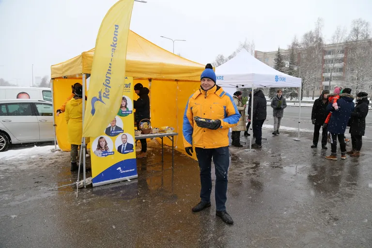 Eedeni keskuse ees. Esiplaanil abilinnapea Raimond Tamm.